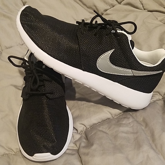 Nike Shoes - Nike Roshe - youth size 7/womens 9